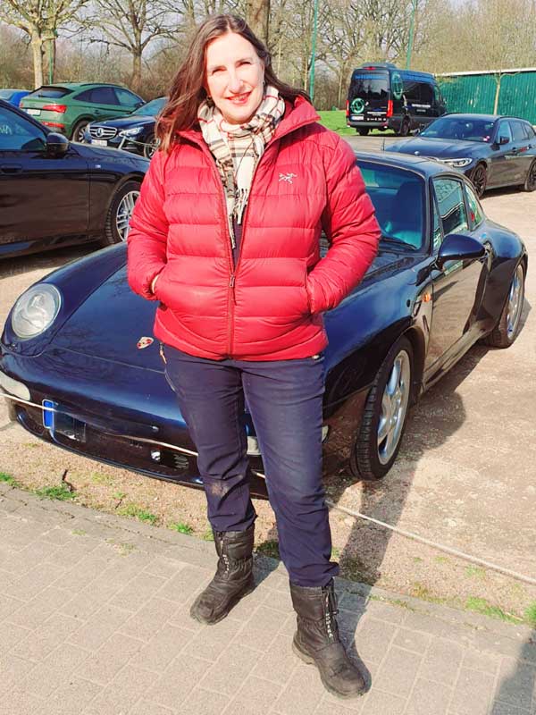 Frau vor einem Porsche – Es braucht nur einen, der alles verändert